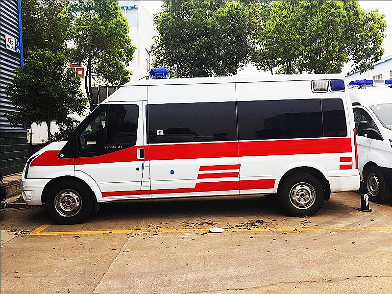 福特新時(shí)代V348長(zhǎng)軸中頂救護(hù)車