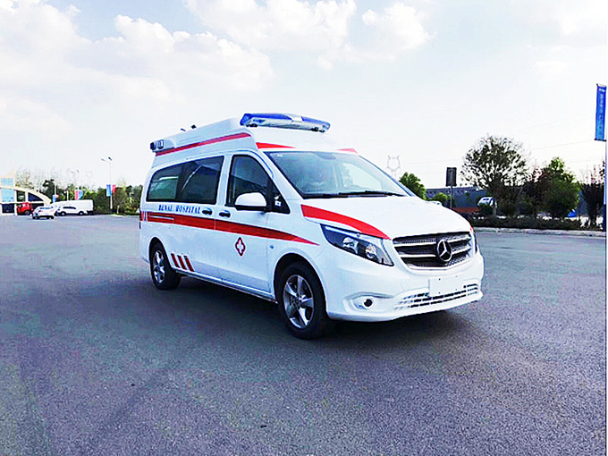 奔馳監(jiān)護(hù)型救護(hù)車