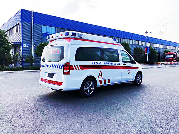 奔馳監(jiān)護(hù)型救護(hù)車