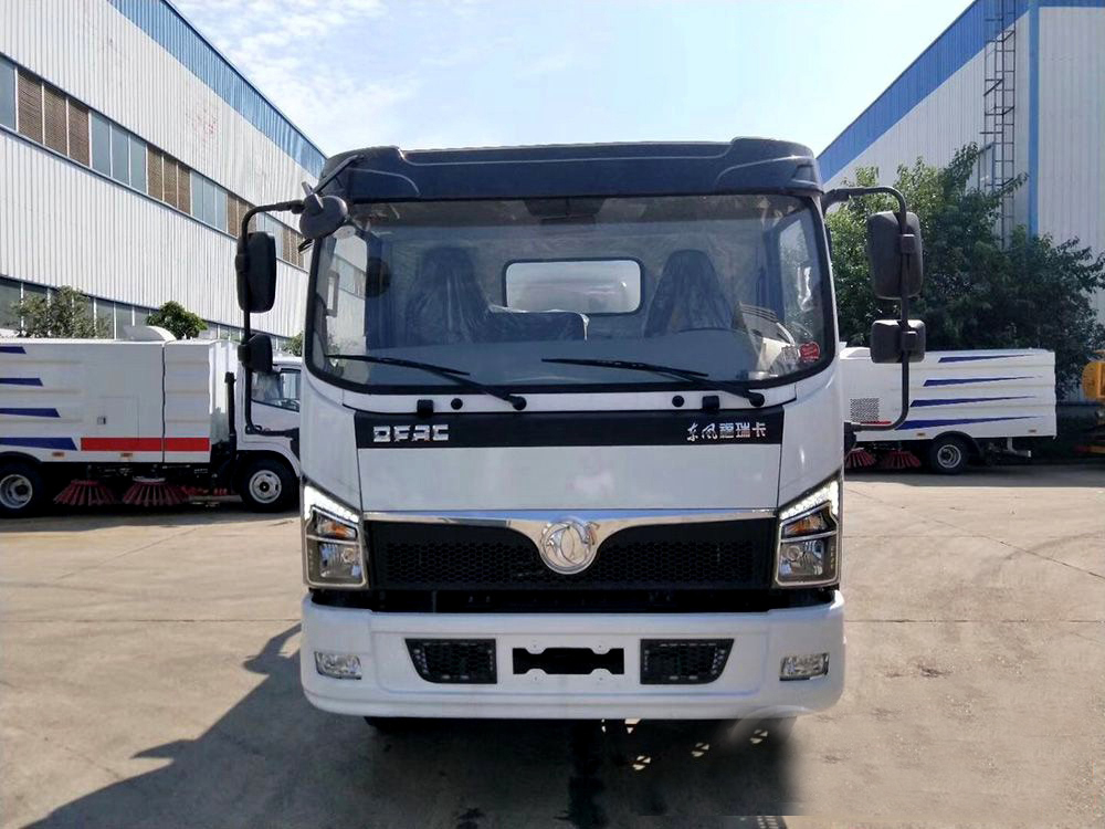 8方東風D7 吸污車