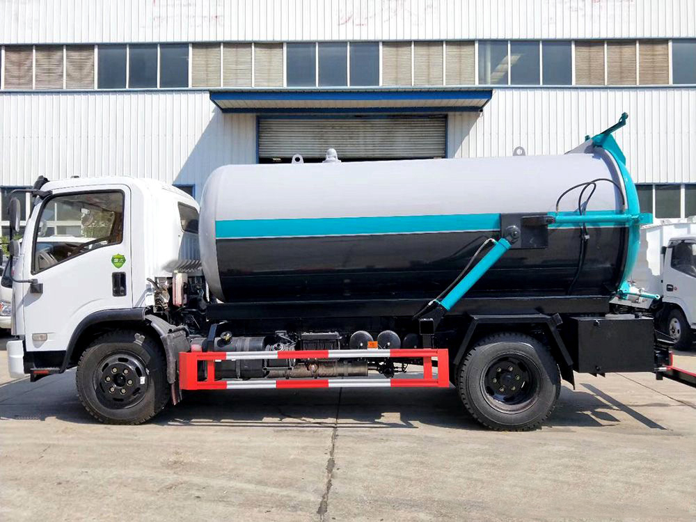 8方東風D7 吸污車